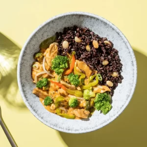 Zwarte-Rijst-met-Erwtenreepjes-en-Rode-Curry